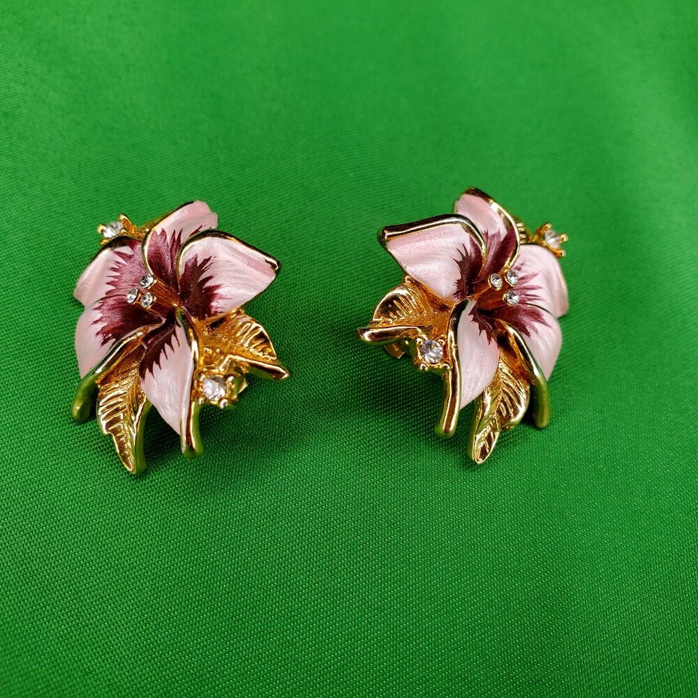 VTG Lavender Purple Hibiscus Gold Tone Rhinestones Flower Clip On Earrings 1.25"